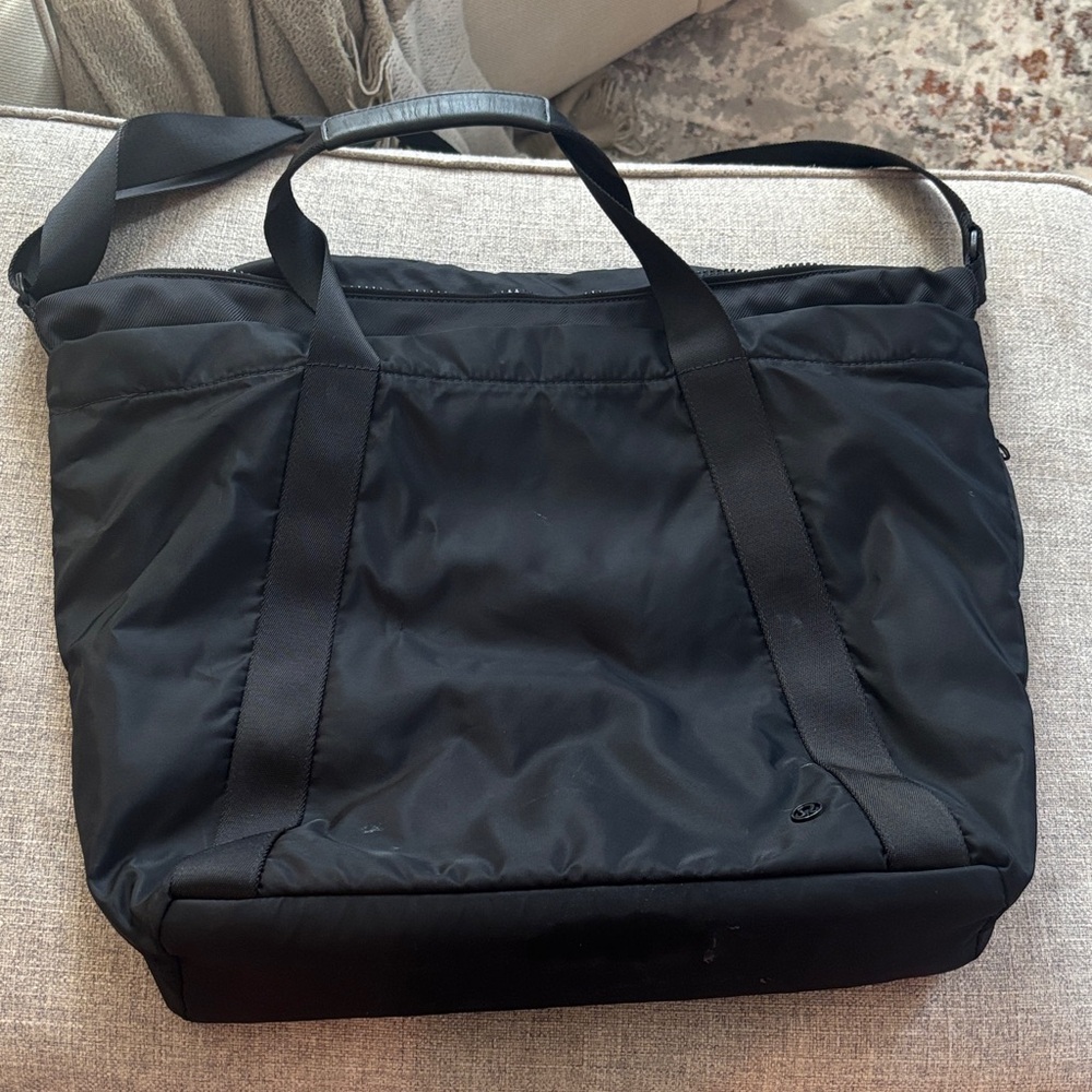 Black lululemon gym (or anything else) bag! Tons of pockets ! Men or women